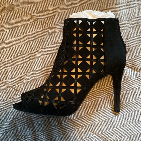 MICHAEL Michael Kors Ivy Bootie. Black. Size 10. - Picture 5 of 16